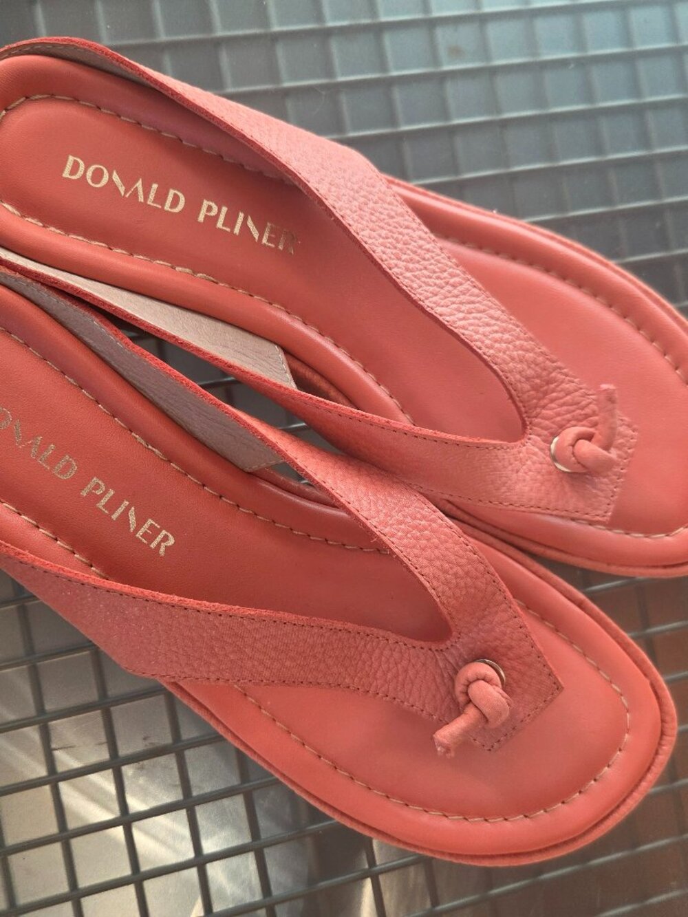 Donald Pliner Seena Coral Pink Pebbled Leather Platform Thong Sandals 7.5